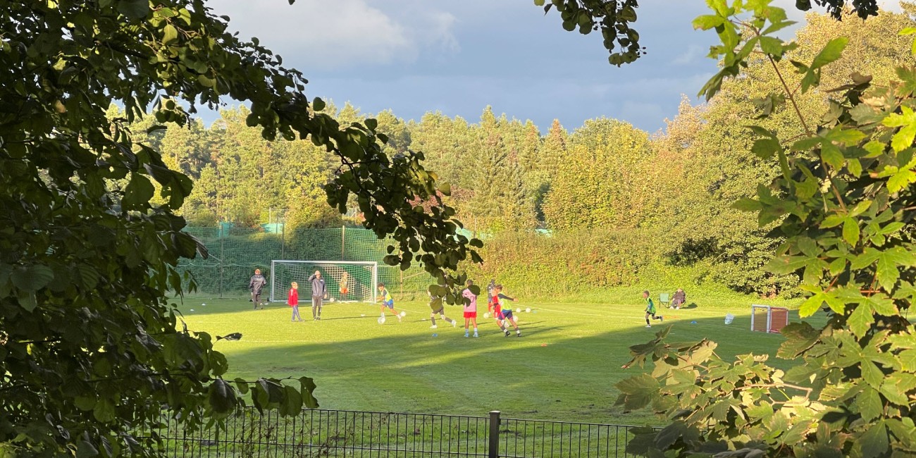 Jugendfußball-Training im Herbst