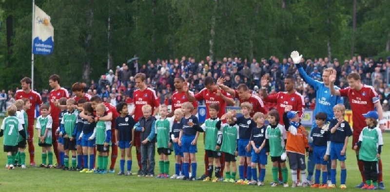 Rückblick 2012: U8 laufen mit HSV-Stars ein