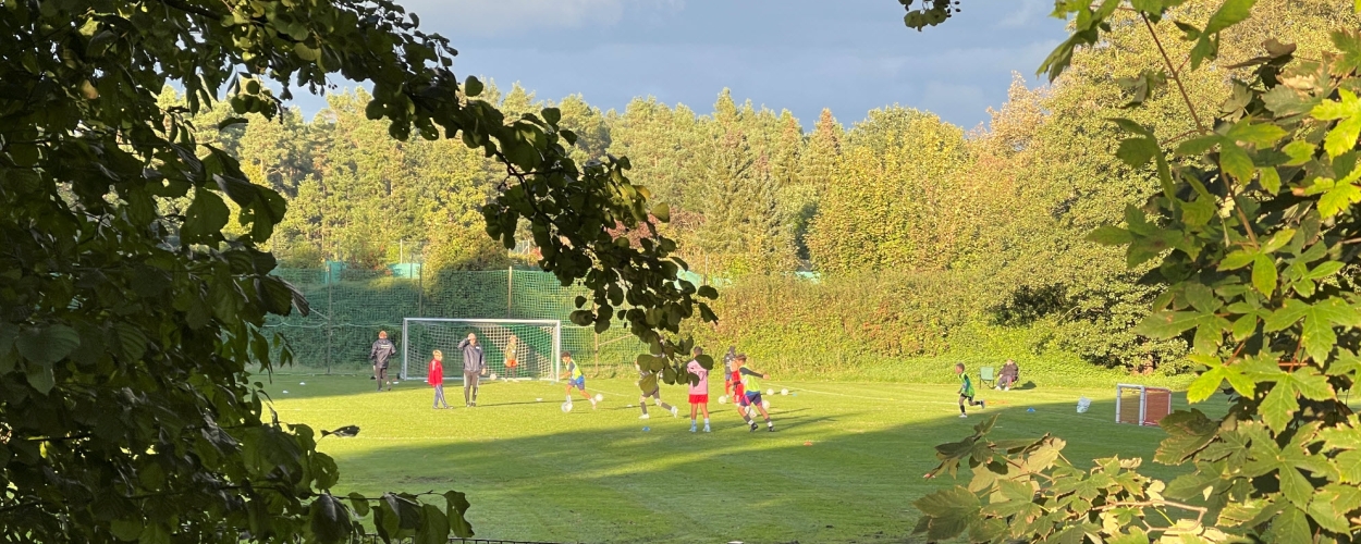 Jugendfußball-Training im Herbst